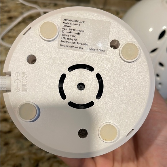 Elegant White Color Changing Aroma Diffuser - Picture 12 of 14